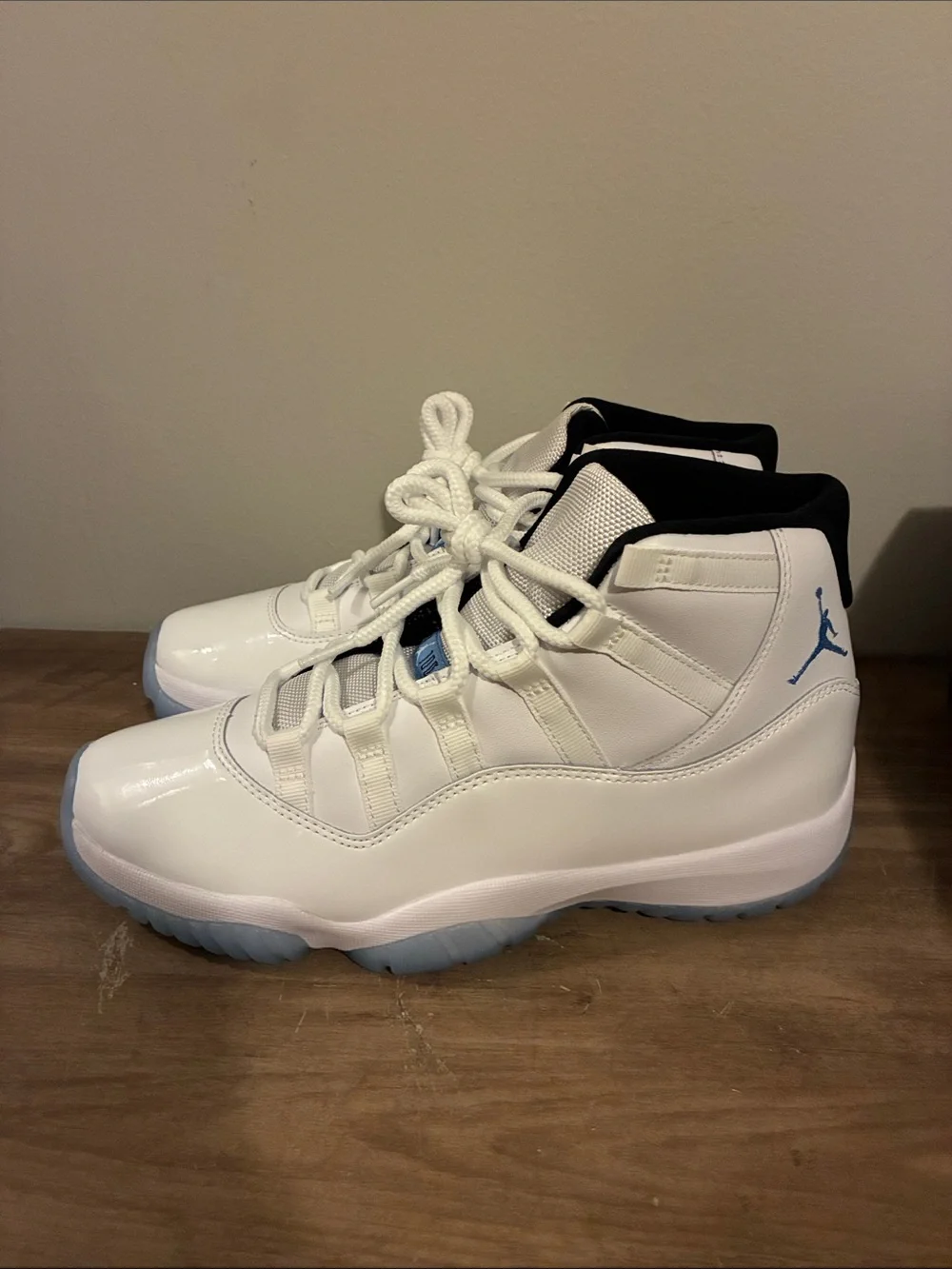 Jordan Retro 11 Men’s Sneakers - White/Blue/Red